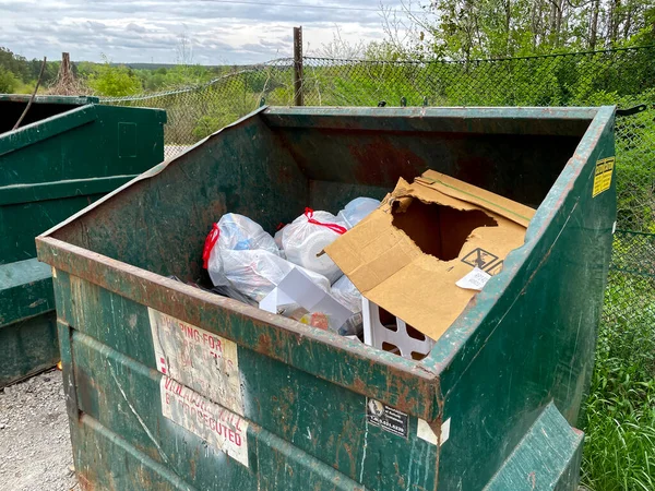 Burke County Usa Een Groene Roestige Afvalcontainer Bij Een Stortplaats — Stockfoto