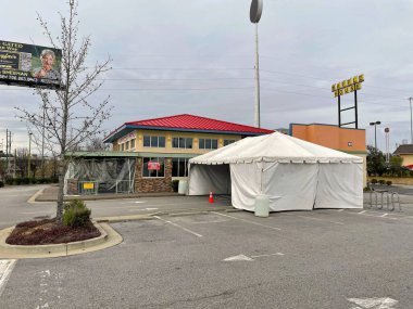 Augusta, Ga USA - 021: MedNow Rapid Covid Test Sokak binası ve covid-19 pandemisi sırasında çadır