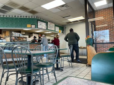 Augusta, Ga USA - 01: 21: Eş Savers Fried Chicken restoranındaki insanlar bir restoranın içinde uygunsuz maskeler takıyor ve üstleri yüz maskesi takmıyor
