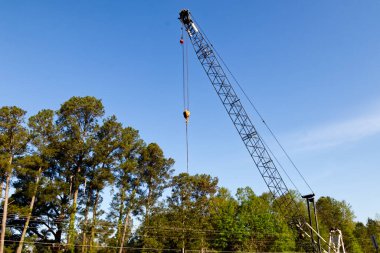 Augusta, Ga USA - 03 31 21: Gökyüzünde bir vinç ve kanca