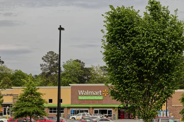 オーガスタ ガインUsa 遠くの景色Walmart近所の市場の人々と車の建物のサインとロゴ — ストック写真