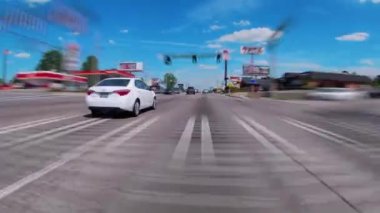 Augusta, Ga USA - 04: 18: 21: POV FPV yoğun bir yolda ağır trafik süratli Washington Road