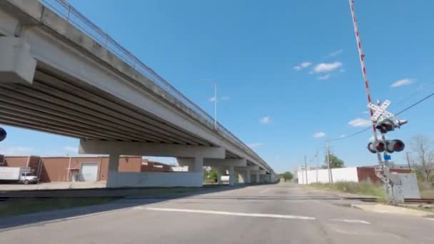 Augusta Usa Betonbrücke Unterführung Bahngleise Und Neues Modernes Wohnhaus Strahlend — Stockvideo