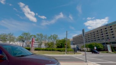 Augusta, Ga USA - 04: 18: Georgia Tıp Fakültesi Sokak Pan - Augusta Üniversitesi Sağlık Bilimleri Kampüsü 15. Cadde açık mavi gökyüzü günü 