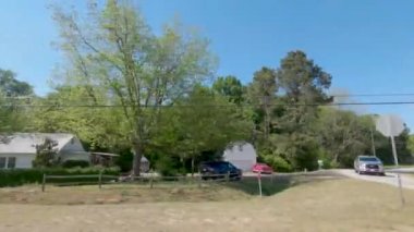 Augusta, Ga USA - 04: 18-21: Kırsal bölgelerdeki evler ve manzaraların Pan 'ı tarım ekipmanları ve mor çiçekler mavi gökyüzü