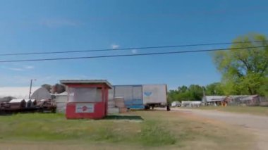 Augusta, Ga USA - 04: 18-21: Kırsal tarım malzemeleri kiralama ve mor çiçekler gökyüzü