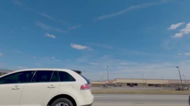 Augusta, Ga USA - 04: 18: 21: 70 'lerin ve 80' lerin klasik binalarının sokak tavanı ve geçen klasik alışveriş merkezleri Peach Orchard Road 