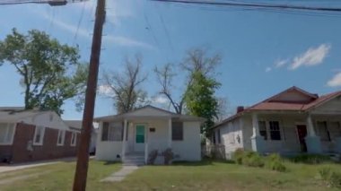 Augusta, Ga USA - 04: 18: 21 Eski tarihi evler ve mavi gökyüzü arka planlı manzaralar 12. Cadde Augusta Georgia şehir merkezi