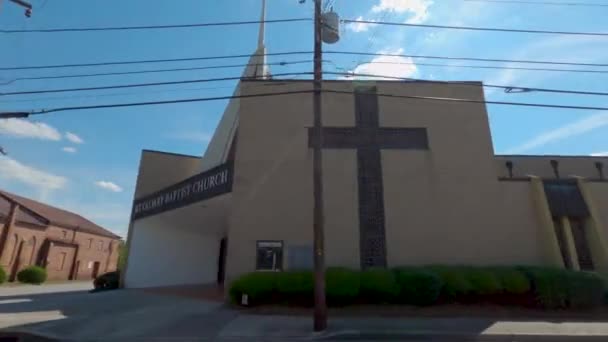 Augusta Usa Augusta Brandweerwagen Passeert Bakstenen Gebouw Het Vooruitzicht Van — Stockvideo