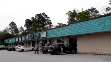 Augusta, Ga USA - 04 10 21: Windsor Spring Yolu 'nda bej renkli evleri olan bir karavan evi parkı 