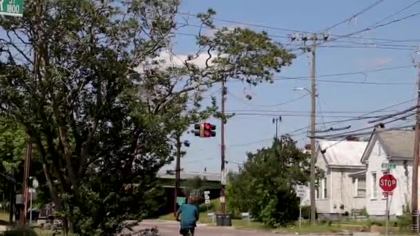 奥古斯塔 Usa 一个骑自行车的人在一个具有桥和交通背景的城区附近 克劳福德大道奥古斯塔佐治亚州哈里斯堡 — 图库视频影像