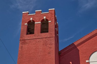 Pencereleri açık kırmızı tuğla kule mavi gökyüzü eski kırsal yapı şatosu tarzı 