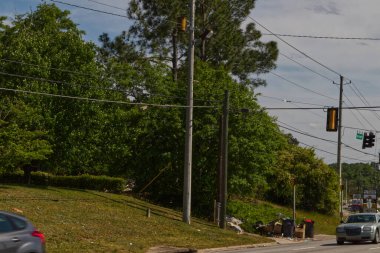 Augusta, Ga USA - 04: 18 21: Çöp yığını ve atık bir yolun sonunda dağınık - Şeftali Bahçesi yolu ev çöplüğü