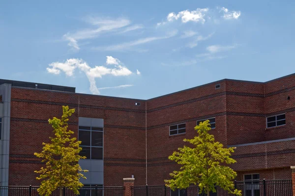 Augusta Usa Ein Moderner Backsteinbau Mit Modernen Fenstern Und Wolken — Stockfoto