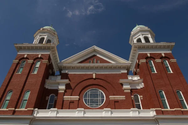 Augusta Usa Vista Superior Iglesia Cúpulas Catedral Fachada Ladrillo Rojo — Foto de Stock