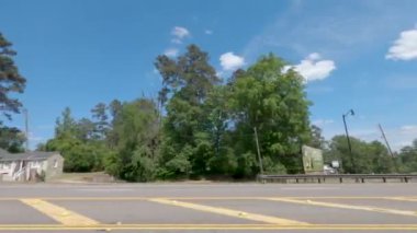 Augusta, Ga USA - 04: 18: 21 Eski 70 'lerin klasik binaları ev ve işyerlerinin bir parçası - Washington Road Augusta Georgia trafiğin olduğu bir köprüden geçiyor