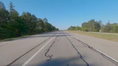 Augusta, Ga USA - 04: 21: Arka kamera görüntüsü POV FPV açık mavi gökyüzünde trafiğe bakıyor - 1. Otoyol Deans Köprüsü yolu Augusta Georgia 