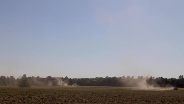 Округ Берк Сша Фермеры Тракторах Пашут Поле Создают Пылевые Облака — стоковое видео