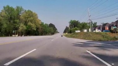 Columbia County, Ga USA - 04 08: 21: POV Güvenli bir mesafeden motosiklet sürücüsünün arkasında