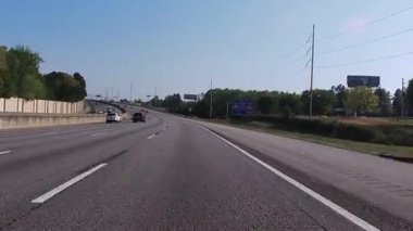 Augusta, Ga USA - 04 08 21: Açık bir günde otoyolda trafik - Bobby Jones Otoyolu I-520