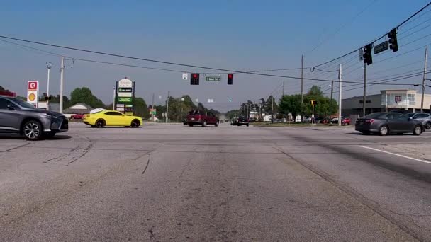 美国Ga哥伦比亚县08年08月21日21 在繁忙的4路交汇处 沃尔格林与K环路交汇处 可以看到现代汽车在清澈的蓝天上行驶 — 图库视频影像