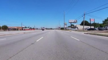 Augusta, Ga USA - 04: 22: Eski klasik binaların bulunduğu kentsel bir bölgede otoyol trafiği 