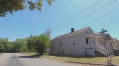 Augusta, Ga USA - 04-22-21: Augusta şehir merkezinde insanlarla dolu bir dizi kentsel ev