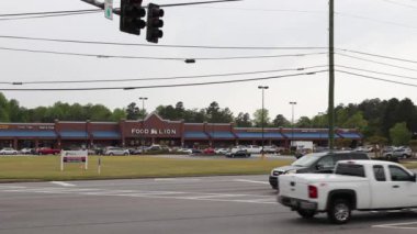 Augusta, Ga USA - 04 10 21: kavşakta trafik ve perakende alışveriş merkezi plazası - Belair Yolu