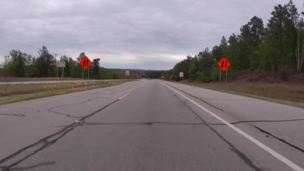 オーガスタ ガインUsa Pov Fpv農村部の高速道路橋の建設に運転埋め立て — ストック動画