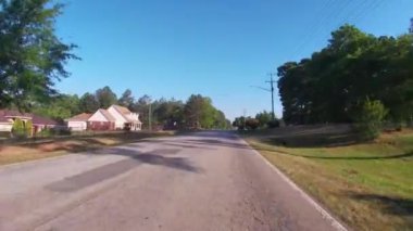 Augusta, Ga USA - 04: 21: POV FPV kırsal bir ülkede yol evleri ve bahçe düzenlemelerini düzeltiyor