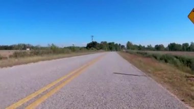 Burke County, Ga USA - 04-21: Kırsal bir köy yolu tarım arazisi ve çöp yığını ve geçen arabalar 