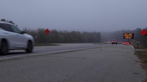 オーガスタ ガインUsa 3月31日21 霧が立ち込める朝のLedディスプレイ速度制限45 Deans Bridge Road — ストック動画