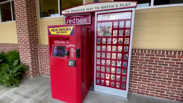 美国Ga Columbia County Red Box Movie Rental Machine Current Dvd — 图库视频影像