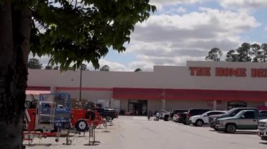 Augusta, Ga USA - 04: 25: Home Depot perakende satış mağazası otoparkı ve insanlarla birlikte inşaat - Bobby Jones Otoyolu 