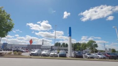 Columbia County, Ga USA - 04 25 21: Gerald Jones Honda bayii sokak tabelası ve American Flag