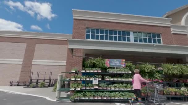 Columbia County Usa Senior Schiebt Einkaufswagen Mit Gesichtsmaske Vor Eingang — Stockvideo