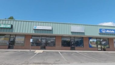 Columbia County, Ga USA - 04 25: 21: antika yeşil teneke çatı alışveriş merkezinin köşe tavanı