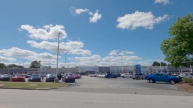 Columbia County, Ga USA - 04 25: 21 Gerald Jones Honda bayii trafik ağaçları ve bulutları