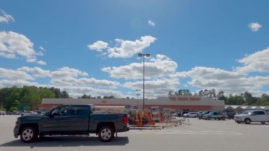 Richmond County, Ga USA - 04 25 21: Trafiği ve insanları olan Home Depot otoparkı 