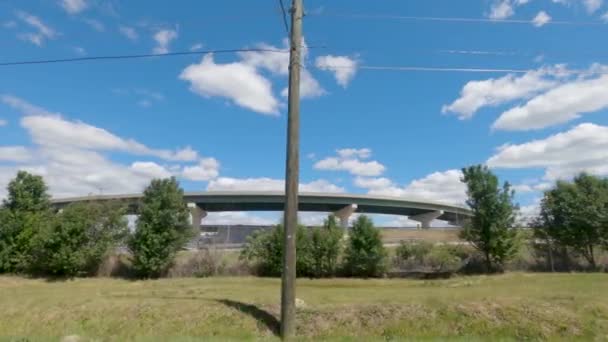 里奇蒙县 Ga美国 公路桥梁系统的远端板和树木交通与景观美化 — 图库视频影像