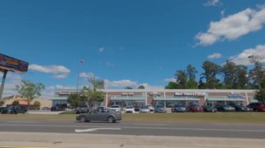 Richmond County, Ga USA - 04: 25 21: açık perakende satış mağazaları, park edilmiş arabalar ve güzel peyzajlı Robert C. Daniel Parkway