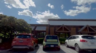 Richmond County, Ga USA - 04: 21: güneşli bir günde Logans RoadHouse restoranına girmek için bekleyen kalabalık. 