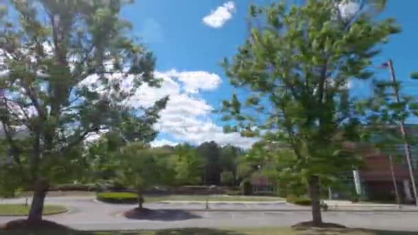 リッチモンド郡 ガインUsa ミラーモット大学の建物や駐車場の緑の木や造園のパン — ストック動画