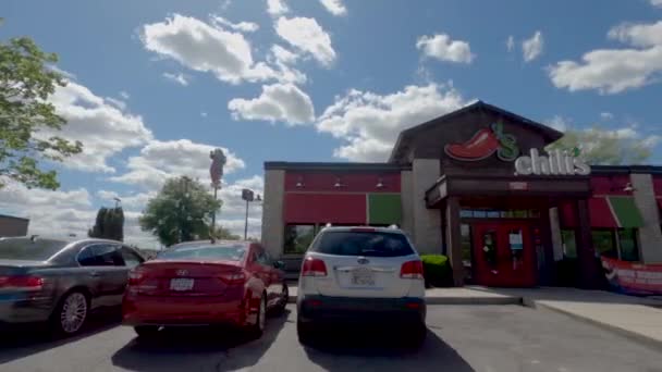 Ричмонд Штат Сша Пан Ресторана Chilis Припарковал Машины Баннер Now — стоковое видео
