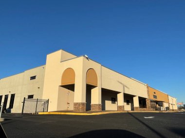 Columbia County, Ga USA - 021: güvenlik kapısı açık mavi gökyüzü olan boş perakende bina