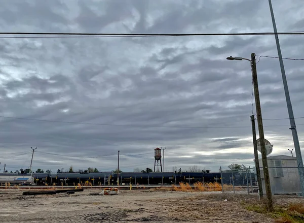 Augusta Usa Przemysłowy Zabytkowy Pociąg Towarowy Wieżą Ciśnień Zachmurzone Niebo — Zdjęcie stockowe