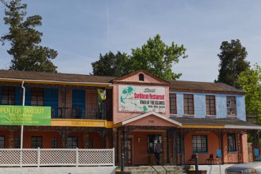 Augusta, Ga USA - 04: 27: Şehir manzarası vintage Karayip Restoranı çok renkli ağaçlar ve açık gökyüzü - Deans Köprüsü yolu