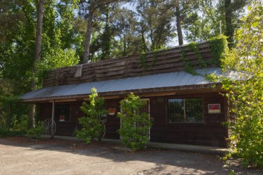 Richmond County, Ga USA - 04 25: Side view Eski moda batı tarzı taşra mağazası satılık 