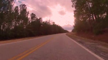 Burke County, Ga USA - 02: 21: Daha kısa sürümleri 1 POV FPV Bir köy yolunda çöp ve trafiğin yol kenarındaki çöplerle sürüş - Keysville yolu