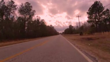 Burke County, Ga USA - 02: 21: Daha kısa sürüm 2 POV FPV Bir köy yolunda çöp ve trafiğin yol kenarındaki çöplerle sürüş - Keysville yolu